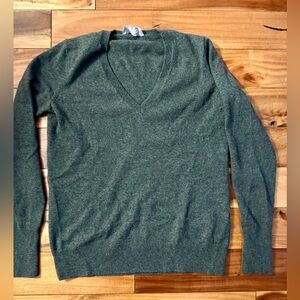 Everlane Cashmere V neck sweater in Loden - size XS